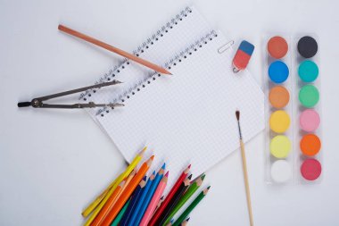 Beyaz arka planda okul malzemeleri