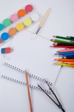 Beyaz arka planda okul malzemeleri