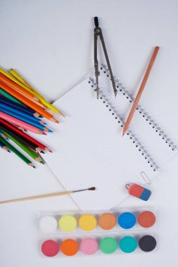 Beyaz arka planda okul malzemeleri