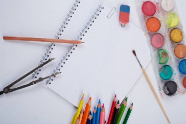 Beyaz arka planda okul malzemeleri