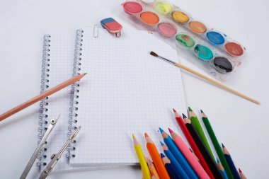 Beyaz arka planda okul malzemeleri