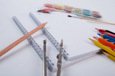 Beyaz arka planda okul malzemeleri