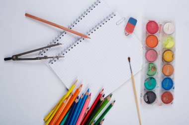 Beyaz arka planda okul malzemeleri