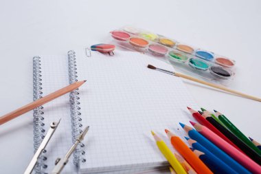 Beyaz arka planda okul malzemeleri