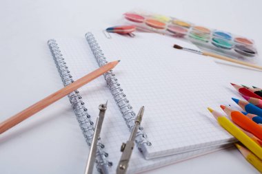 Beyaz arka planda okul malzemeleri