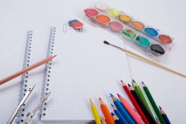 Beyaz arka planda okul malzemeleri