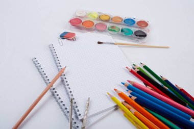 Beyaz arka planda okul malzemeleri