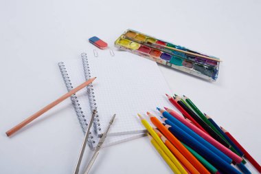 Beyaz arka planda okul malzemeleri