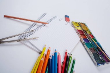 Beyaz arka planda okul malzemeleri