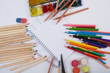 Beyaz arka planda okul malzemeleri