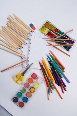 Beyaz arka planda okul malzemeleri