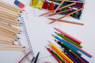 Beyaz arka planda okul malzemeleri