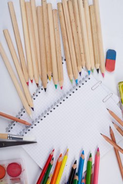 Beyaz arka planda okul malzemeleri