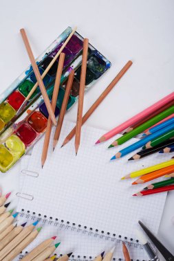 Beyaz arka planda okul malzemeleri