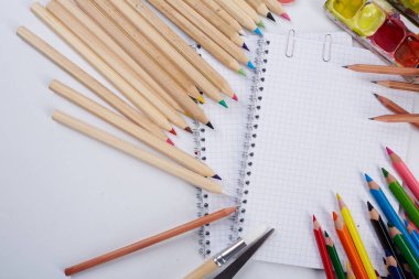 Beyaz arka planda okul malzemeleri