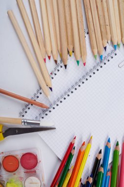 Beyaz arka planda okul malzemeleri