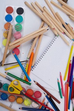 Beyaz arka planda okul malzemeleri