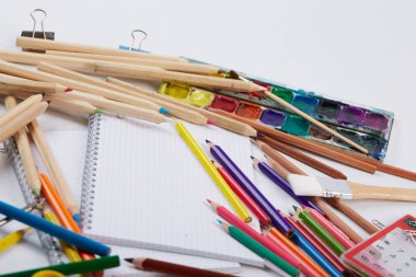 Beyaz arka planda okul malzemeleri