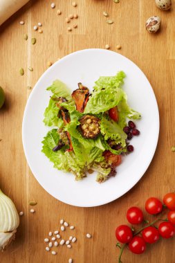 Kabak ile sebze salatası