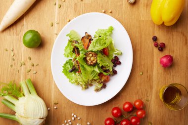 Kabak ile sebze salatası