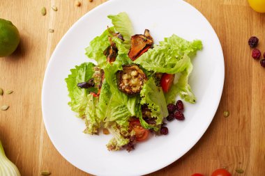 Kabak ile sebze salatası