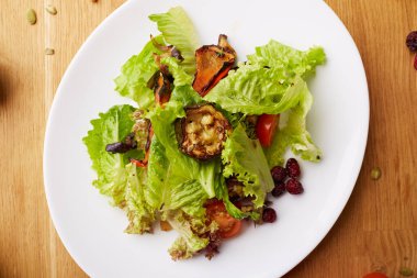 Kabak ile sebze salatası