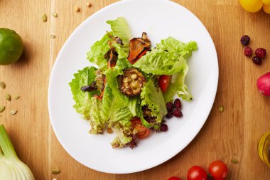 Kabak ile sebze salatası