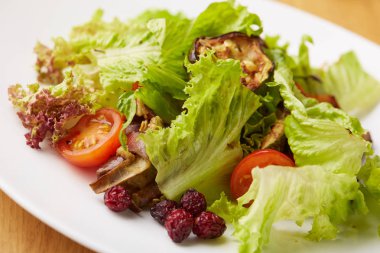 Kabak ile sebze salatası