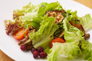 Kabak ile sebze salatası