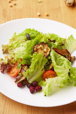 Kabak ile sebze salatası