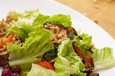 Kabak ile sebze salatası