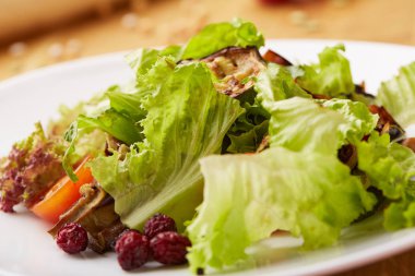 Kabak ile sebze salatası