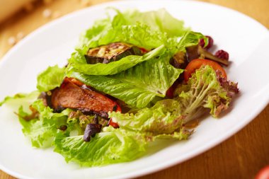 Kabak ile sebze salatası