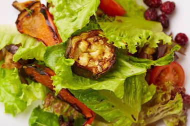 Kabak ile sebze salatası