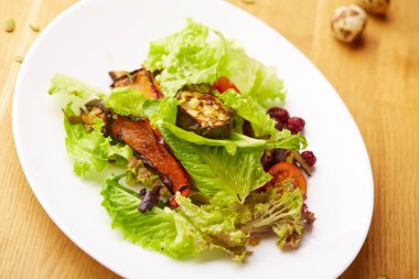 Kabak ile sebze salatası