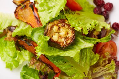 Kabak ile sebze salatası