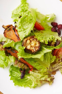 Kabak ile sebze salatası