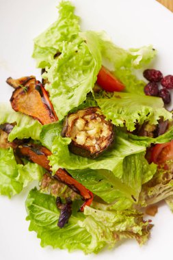 Kabak ile sebze salatası