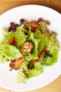 Kabak ile sebze salatası