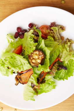 Kabak ile sebze salatası