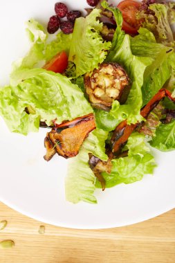 Kabak ile sebze salatası