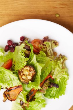 Kabak ile sebze salatası