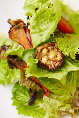 Kabak ile sebze salatası