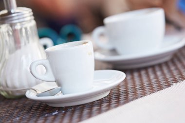 bir bardak kahve masada