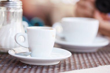 bir bardak kahve masada