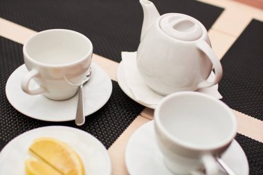 bir kafede limon çayı