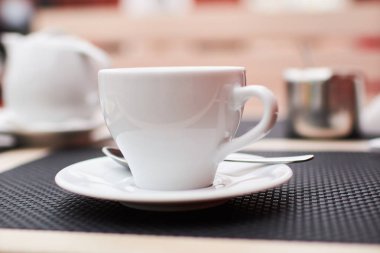 bir tabloda bir kafede çay