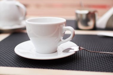 bir tabloda bir kafede çay