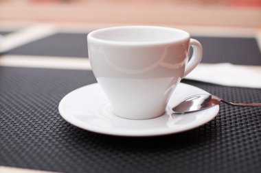 bir tabloda bir kafede çay