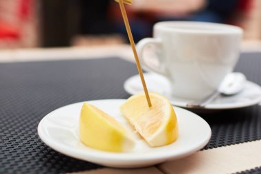 bir kafede limon çayı